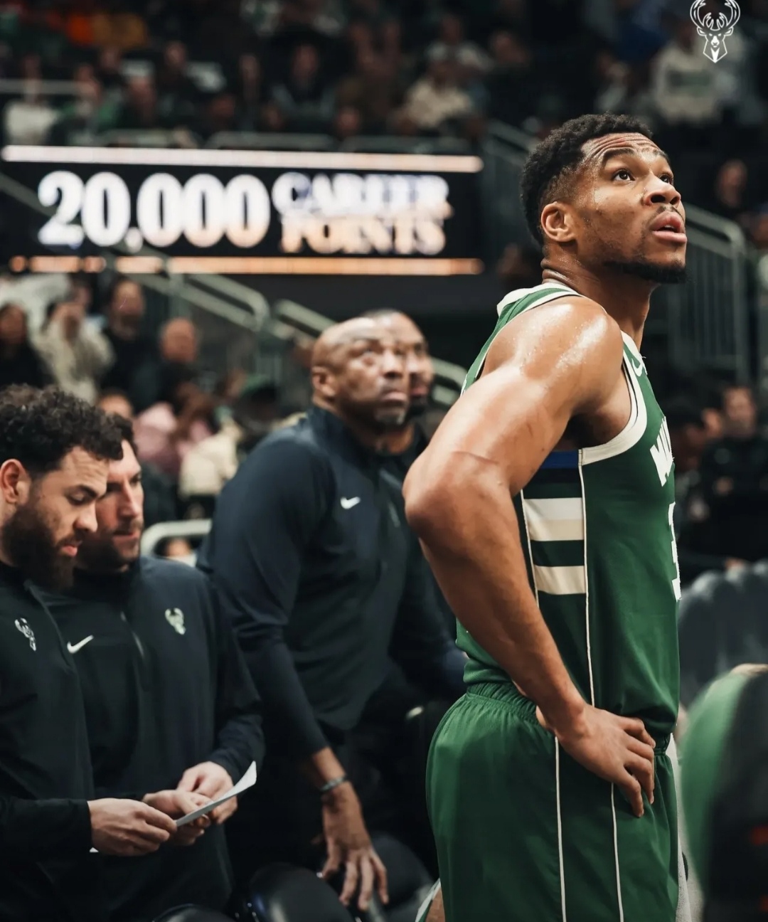 字母哥在篮网比赛中大比分获胜，出色防守引发热议！(字母哥带走篮网两员猛将)