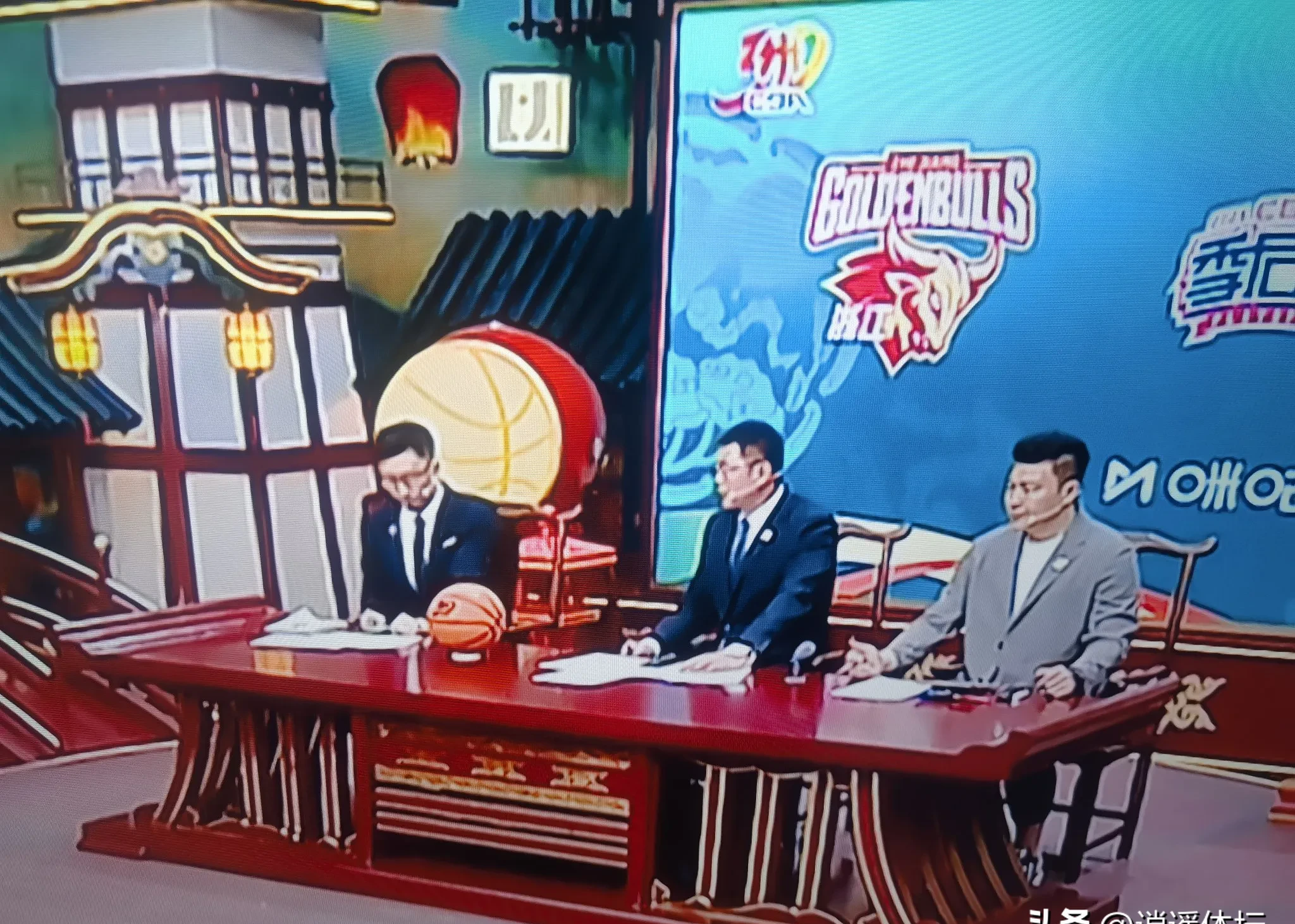 赛地聚焦——欧冠关键时刻热度飙升，山东男篮主帅复盘，话题不断，临场指挥获称赞的简单介绍